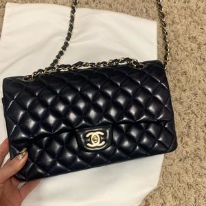 Channel- medium flap bag, good condition.